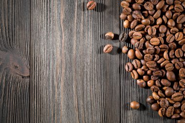 Kavrulmuş kahvenin dokusu yakın plan kahveye hazır..