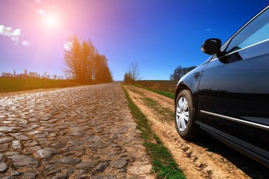 Yazın asfalt yolda araba.