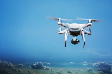 Gökyüzü teknoloji kavramı içinde robot 