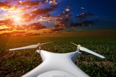 Uçak uçan ile sabah güneşi