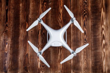 ahşap arka plan üzerinde izole dron
