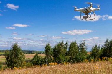 Gökyüzü teknoloji kavramı içinde robot 