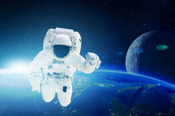 Astronauta Lata Nad Ziemią Kosmosie Elementy Tego Obrazu Dostarczone Przez — Zdjęcie stockowe