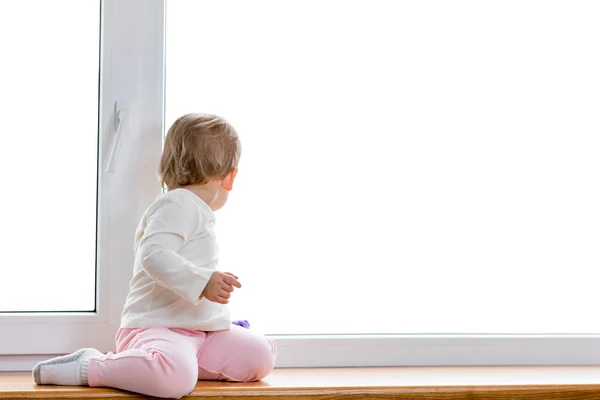 Niño Sienta Mira Por Ventana — Foto de Stock