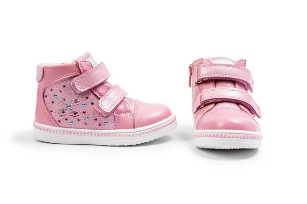 粉红色儿童运动鞋被隔离在白色背景上 — 图库照片