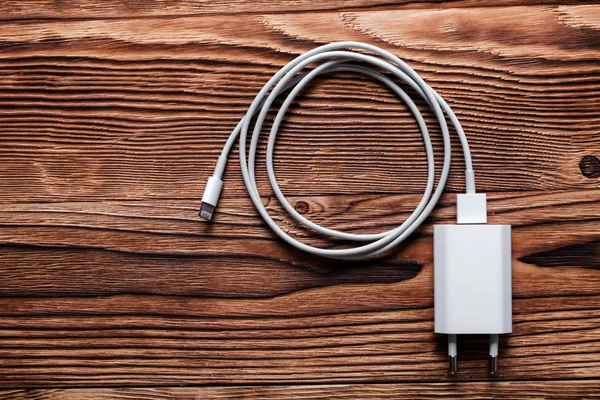 Cargadores Teléfono Por Cable Sobre Fondo Madera — Foto de Stock