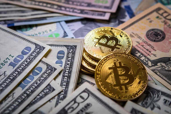 Goldener Bitcoin Auf Geldscheinen — Stockfoto