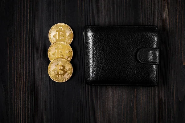 Bitcoin Dourado Bolsa Preta Fundo Madeira — Fotografia de Stock