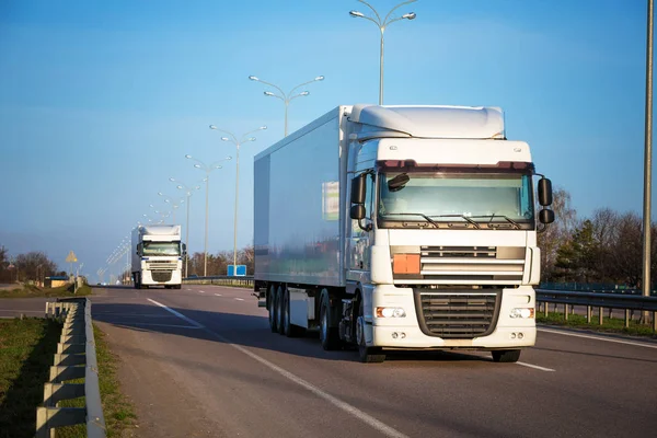 Aankomst Witte Vrachtwagen Weg Een Landelijk Landschap Bij Zonsondergang — Stockfoto