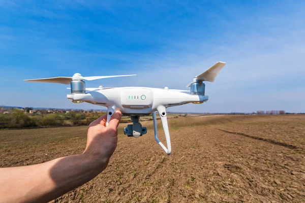 Drone Branco Nas Mãos Homem Isolado Contra Fundo Campo Verde — Fotografia de Stock