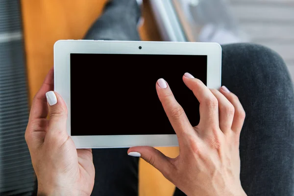 Flickan Med Tabletten Händer Sitter Nära Ett Fönster — Stockfoto