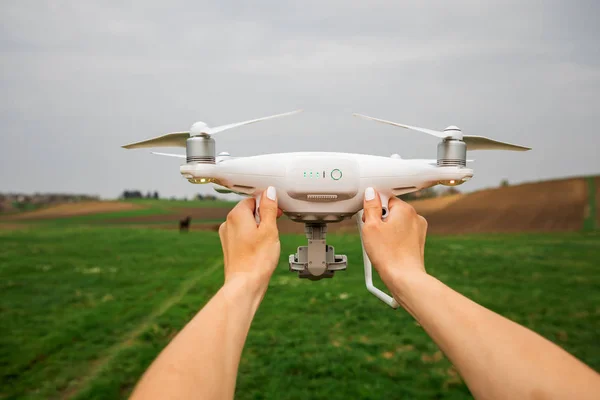 Drone Branco Nas Mãos Homem Isolado Contra Fundo Campo Verde — Fotografia de Stock