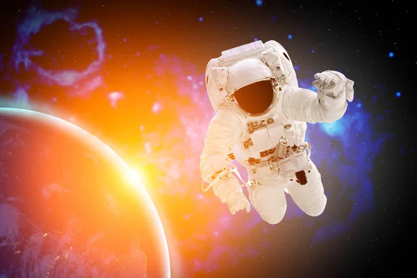 Astronauta Lata Nad Ziemią Kosmosie Elementy Tego Obrazu Dostarczone Przez — Zdjęcie stockowe
