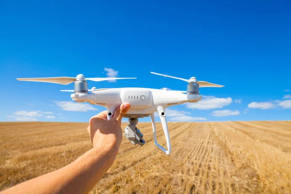 Kezében Ember Háttérben Zöld Mezőben Elszigetelt Fehér Drone — Stock Fotó