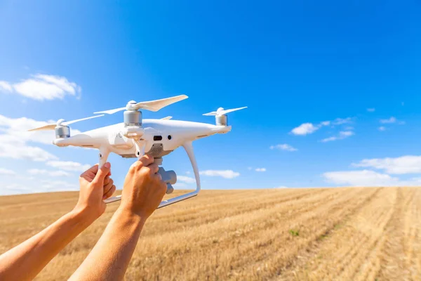 Kezében Ember Háttérben Zöld Mezőben Elszigetelt Fehér Drone — Stock Fotó