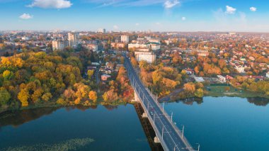 Kameralı bir dron, yüksek bir yerden güzel bir yaz nehri. Dro