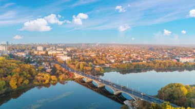 Kameralı bir dron, yüksek bir yerden güzel bir yaz nehri. Dro