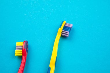 Diş fırçalama konsepti. Mavi arkaplan görünümlü diş fırçaları