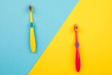 Diş fırçalama konsepti. Sarı ve mavi sırtında diş fırçaları.
