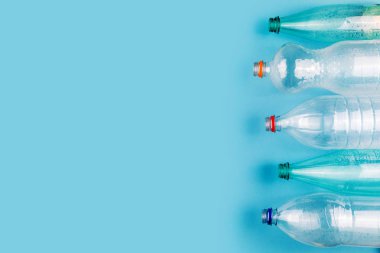 Mavi arka planda buruşmuş plastik şişeler. Plastik çöp..