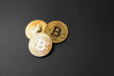 Gümüş ve altın sikkeler bitcoin, ripple ve ethereum sembolü ile