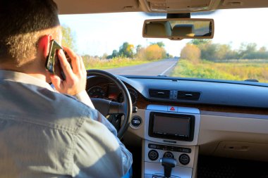 İşe giderken telefon kullanmak, mesaj göndermek, iş hayatı.