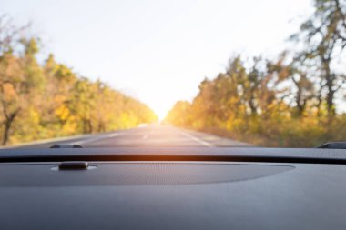 Asfalt yolda modern bir araba. Arabanın içerisi görünüyor.