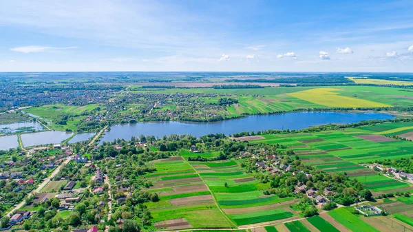 Evropská vesnice, řeka, les. Letecký pohled. — Stock fotografie