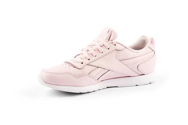 Sapatos esportivos rosa isolado no fundo branco. Sapatos rosa femininos — Fotografia de Stock