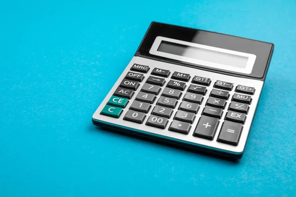 Calculator op een blauwe achtergrond. — Stockfoto