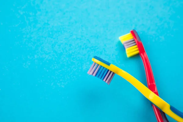 Konzept zum Zähneputzen. Zahnbürsten auf blauem Hintergrund von oben — Stockfoto