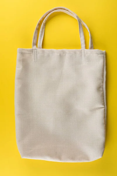 Witte katoenen eco tas over gele achtergrond. Ecologie of milieu — Stockfoto