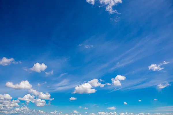 Небесные облака, небо с облаками и солнцем — стоковое фото