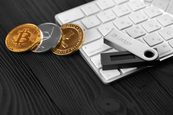 Ukraine, rovno - am 28. Oktober: Ledger Hardware Wallet für Kryptowährungen auf schwarzem Hintergrund — Stockbild Ukraine, rovno - am 28. Oktober: ledger hardware wallet for crypt — Stockfoto