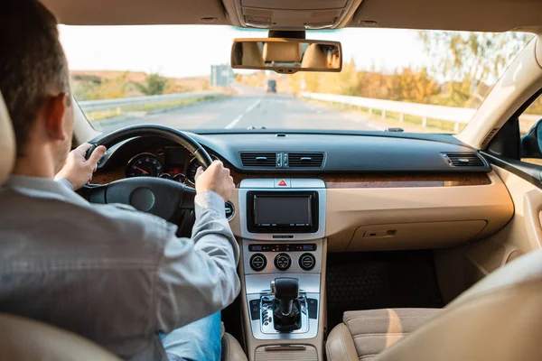 O homem dirigindo o carro moderno — Fotografia de Stock