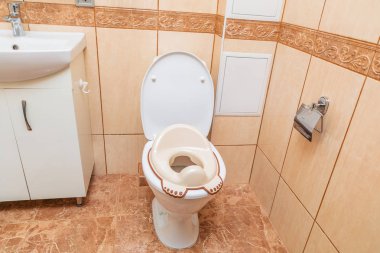 Çocuklar için klozet kapağı. Bir çocuğa nasıl uyum sağlarsın?