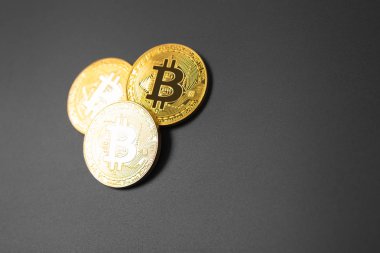 Gümüş ve altın sikkeler bitcoin, ripple ve ethereum sembolü ile