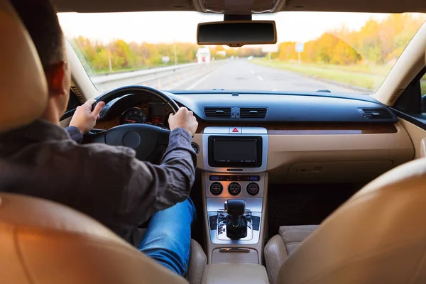 O homem dirigindo o carro moderno — Fotografia de Stock