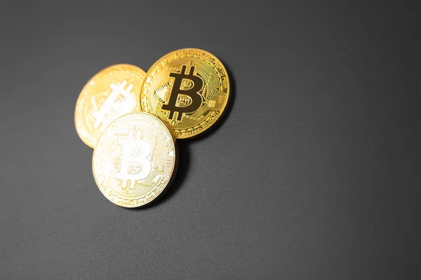 Pièces d'argent et d'or avec Bitcoin, ondulation et symbole de l'éthérée — Photo