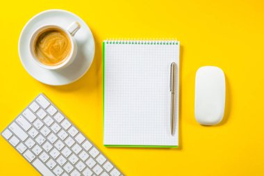 Bir fincan kahve ve boş wor ile en iyi iş yeri manzarası