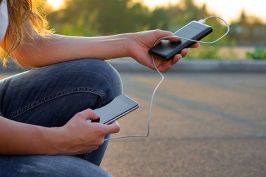 exter gelen siyah akıllı telefon şarj pil tutan kadın eller