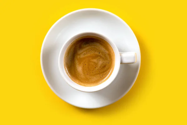 Café negro en una taza sobre un fondo amarillo — Foto de Stock