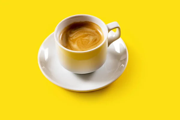 Caffè nero in una tazza su sfondo giallo — Foto Stock