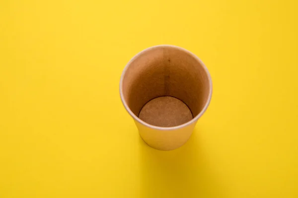 Verre en papier pour boissons isolées sur fond jaune — Photo