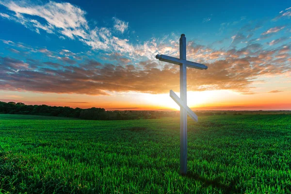 Cruz de madera en el campo verde de la mañana. Concepto cristiano — Foto de Stock