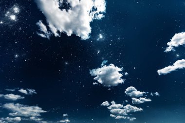 Yıldızlı ve aylı gece gökyüzü
