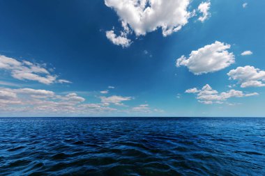 Denizin üzerinde yükselen güneşin havadan görünüşü.