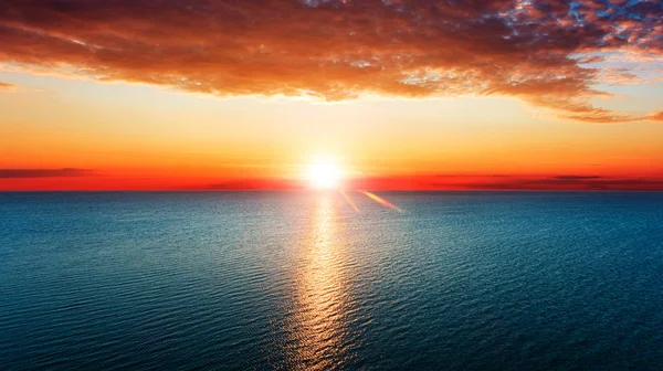 空中看太阳从海上升起. — 图库照片