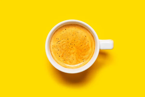 Café negro en una taza sobre un fondo amarillo — Foto de Stock