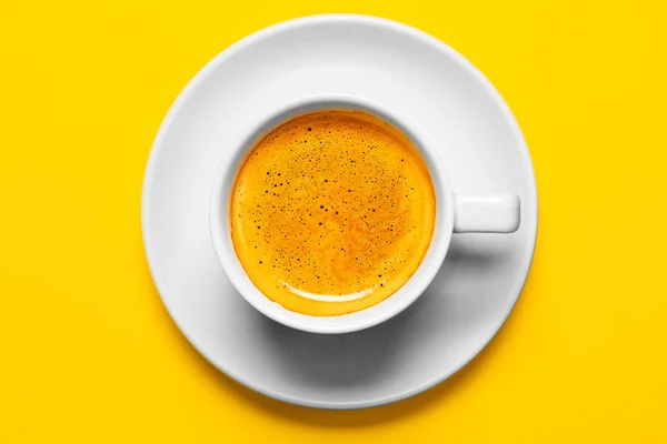 Café negro en una taza sobre un fondo amarillo — Foto de Stock